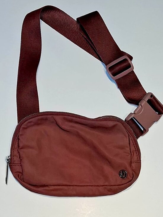 lululemon athletica Handbags - Lululemon Athletica Everywhere Belt Bag 1L